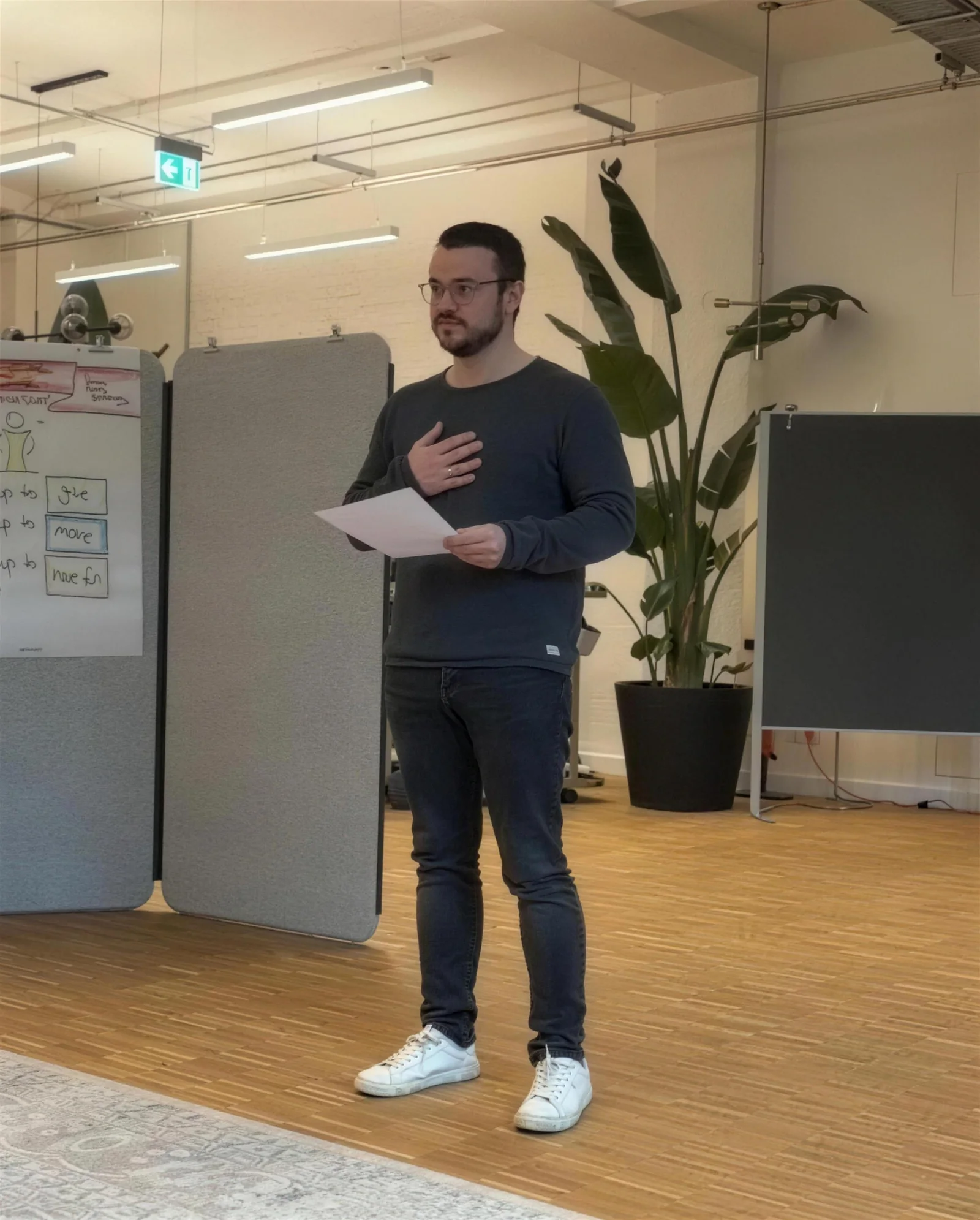 Jacob Rapp spricht in einem Workshop vor einer Gruppe
